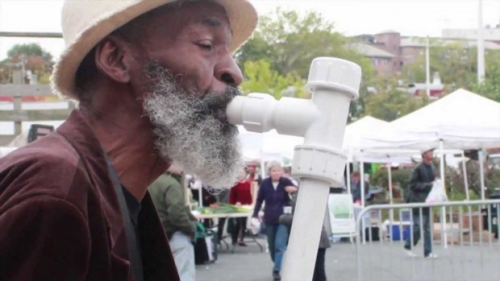 meski-low-budget-tukang-tiup-ini-bikin-merinding