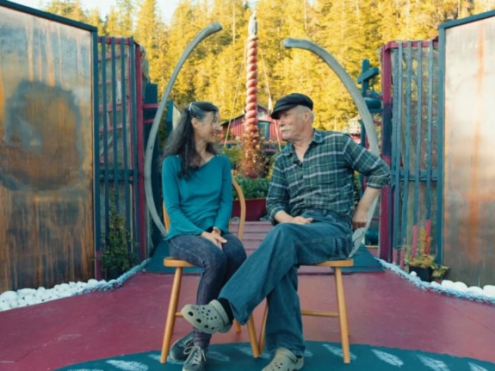 rumah-impian-di-atas-pulau-buatan-sendiri-pulang-pergi-harus-pakai-perahu-dong