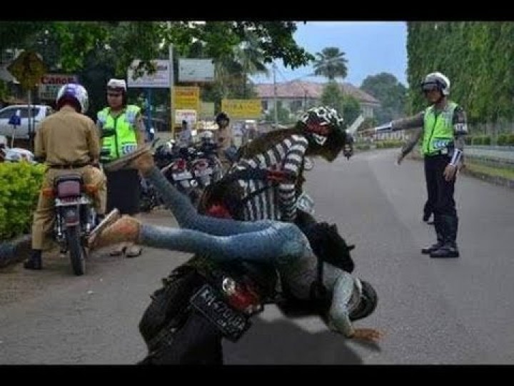 tercyduk-dan-terjelembab-kisah-kasih-dengan-pak-polisi