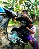 3-momen-kocak-ketika-dibonceng-motor-berasa-naik-wahana-di-dufan