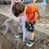 3-momen-ngakak-bocil-kena-sembur-pancuran-air