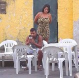 3-potret-momen-suami-ketahuan-main-hp-bikin-iba