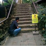 3-potret-orang-yang-patuh-banget-sama-aturan-jempol-dua