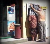 6-momen-absurd-di-atm-yang-bakal-nempel-di-otakmu