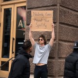 7-hal-konyol-yang-sering-dilakukan-orang-terwakili-oleh-protes-pria-berani-ini