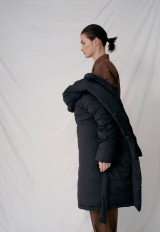 7-model-baju-ini-posenya-aneh-banget-ngapain-coba