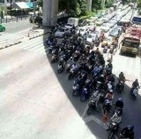 absurd-banget-kelakuan-3-orang-di-atas-motor-ini-bikin-geregetan