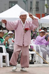 ajak-kakek-joget-bareng