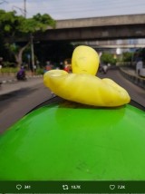 aksesoris-tambahan-di-helm-driver-ojek-online-ini-kelewat-unik-dan-kocak
