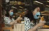 aksi-kocak-emak-emak-lagi-makan-ini-bikin-ngakak-parah