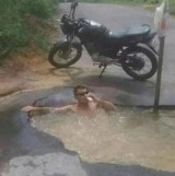 aksi-kocak-orang-berendam-dengan-low-budget-ini-bikin-tepuk-jidat