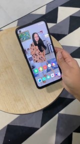 alasan-kocak-pasangan-kita-jadikan-foto-kita-sebagai-wallpapper-di-hpnya