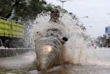apesnya-pengendara-motor-setelah-hujan-kamu-pernah