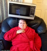 atraksi-baru-banyak-benda-nyangkut-di-kepala