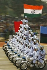 atraksi-kocak-tentara-india-saat-menggunakan-motor-ini-bikin-cekikikan