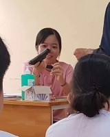 atribut-yang-dipakai-guru-ini-bikin-mata-melotot-hehehe