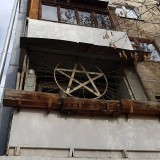 balkon-rumah-yang-aneh-dan-bikin-geleng-geleng-kepala