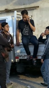 begini-jadinya-waktu-di-telpon-pacar-pas-lagi-sama-temen-temen