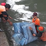 benda-benda-yang-ditemukan-di-sungai-jakarta-ini-bikin-ngakak