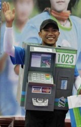 bereksperimen-dengan-mesin-atm-berjalan