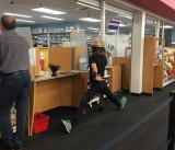 buat-5-orang-ini-berdiri-tegak-kaya-susah-banget