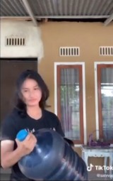 cewek-setrong-itu-yang-bisa-angkat-galon