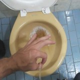 challenge-konyol-buang-air-kecil-dengan-jari-melingkar