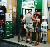 deretan-momen-tak-terduga-di-atm-ini-bikin-geleng-kepala