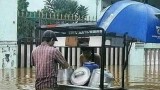 deretan-orang-orang-santuy-yang-makan-saat-banjir-bikin-tepuk-jidat