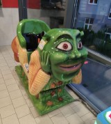 deretan-potret-kocak-patung-shrek-ini-bentuknya-bikin-tepuk-jidat