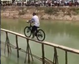 deretan-potret-rintangan-warga-saat-melewati-jalanan-yang-tidak-biasa-ini-bikin-cekikikan