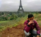 editan-kocak-foto-liburan-di-menara-eiffel-ini-bikin-cekikikan-terus