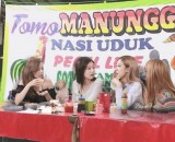 foto-editan-idol-kpop-makan-warung-pecel-lele-bikin-ngakak