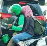 foto-foto-orang-ketiduran-saat-dibonceng-ojek-online-bikin-ngakak