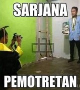 foto-kocak-sarjana-sesuai-jurusan-nyeleneh-saat-pakai-toga-ini-bikin-tepuk-jidat
