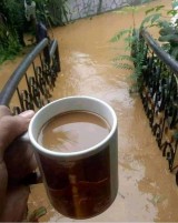 gaya-nyeleneh-orang-dalam-menikmati-kopi