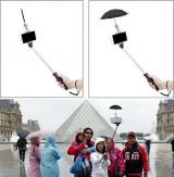 gaya-nyeleneh-orang-pakai-payung-ini-bikin-cengar-cengir