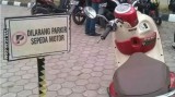 greget-banget-3-orang-ini-parkir-motor-di-tempat-nggak-semestinya
