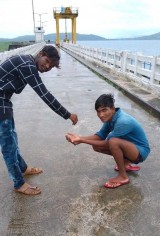 ide-kocak-pose-foto-bareng-teman-ini-bikin-geleng-kepala