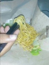 inspirasi-kocak-ala-tukang-bangunan-saat-makan-tidak-ada-sendok-ini-bikin-tepuk-jidat