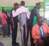 kasihan-4-orang-ini-nggak-tahu-caranya-pake-celana