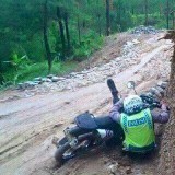 keahlian-tinggi-polisi-terpeleset