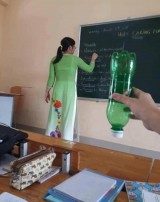 keisengan-siswa-dalam-menyocokan-pakaian-guru-dengan-benda-dikelas