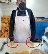 kelakuan-abrus-pedagang-pasar-saat-jualan-ini-bikin-cengar-cengir