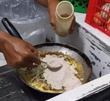 kelakuan-absurd-pedagang-saat-berjualan-ini-bikin-pelanggan-auto-mikir-buat-beli