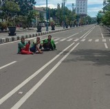 kelakuan-driver-ojol-dalam-menunggu-orderan-ini-bikin-ketawa-ngakak