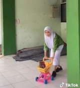 kelakuan-kocak-anak-sekolah-saat-bawa-benda-pengganti-ransel-ini-bikin-tepuk-jidat