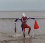 kelakuan-kocak-ketika-orang-cosplay-ultraman-ini-bikin-ngakak