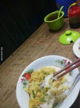 kelakuan-kocak-orang-makan-dengan-menggunakan-sumpit-ini-bakal-bikin-kamu-ngakak