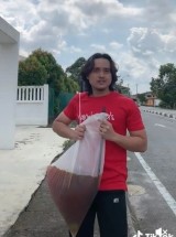 kelakuan-kocak-orang-minum-es-teh-di-plastik-ini-nyeleneh-banget
